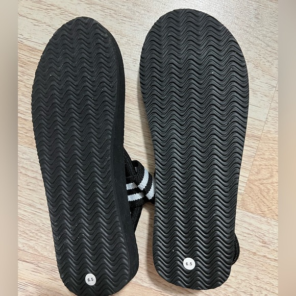 Xmistuo Black Sandal 6.5 - Picture 2 of 3